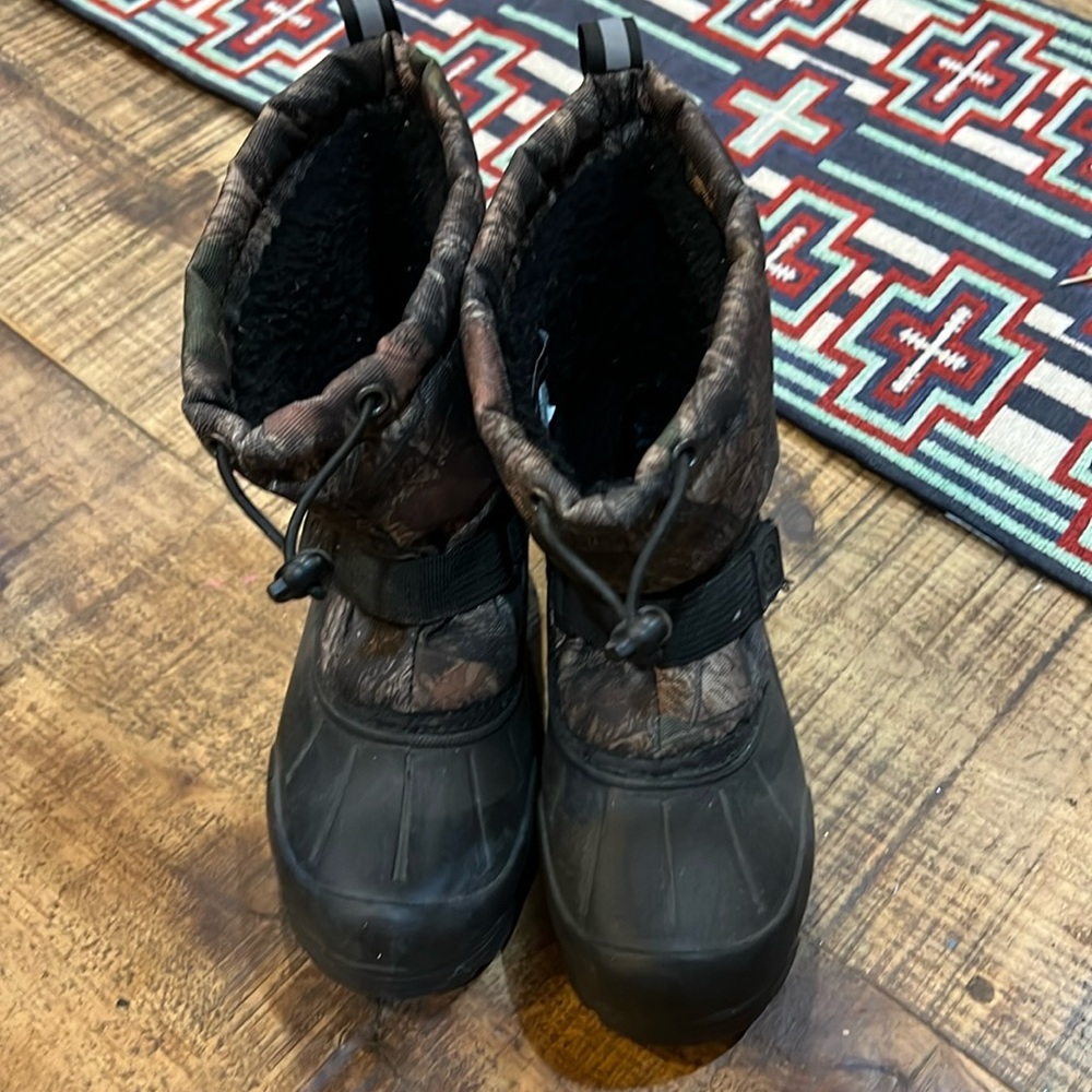 Boys snow boots size 1 Northside